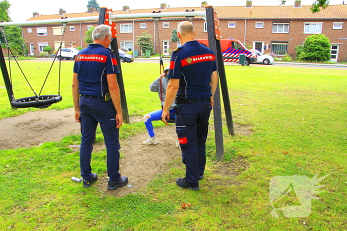 Jeugdig persoon vast in schommel brandweer schiet te hulp