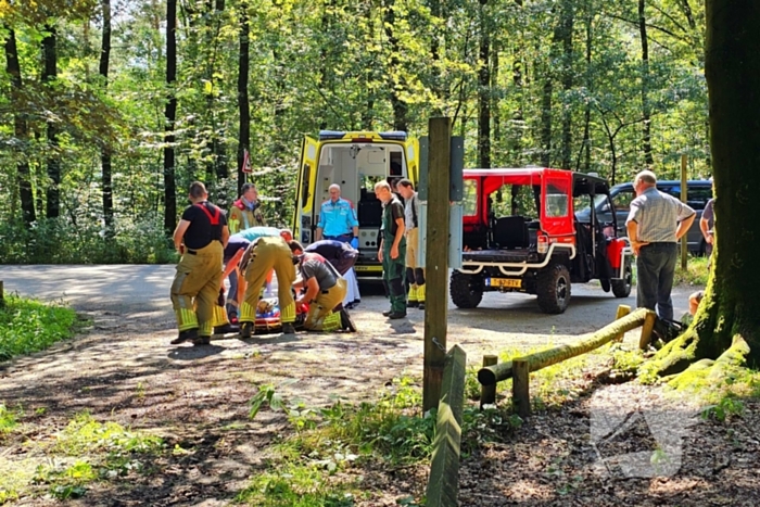 Mountainbiker valt op parcour in bosgebied