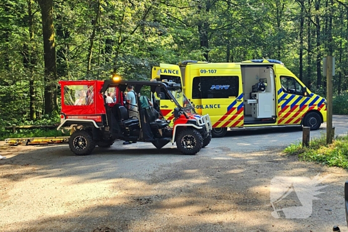 Mountainbiker valt op parcour in bosgebied