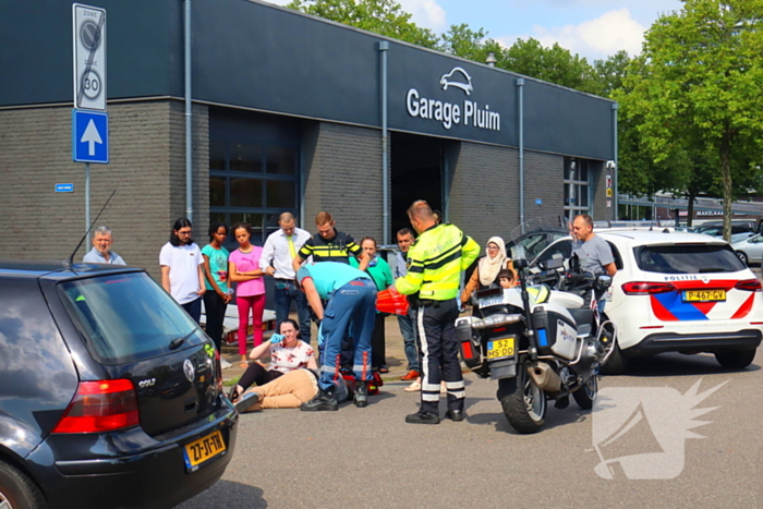 Vrouw in scootmobiel gewond op straat