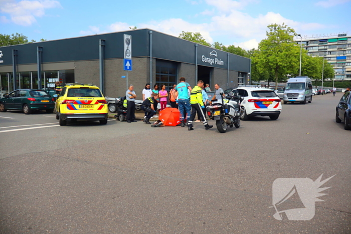 Vrouw in scootmobiel gewond op straat