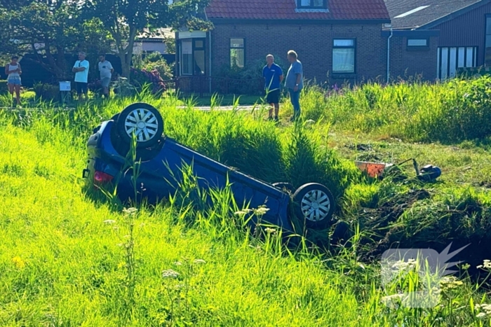 Automobilist verliest macht over stuur en belandt op de kop in sloot