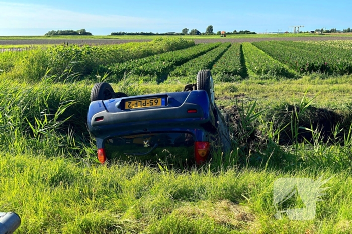 Automobilist verliest macht over stuur en belandt op de kop in sloot