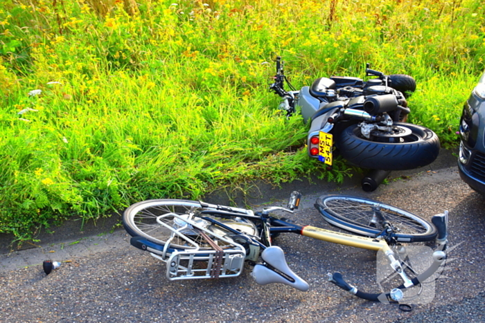 Motorrijder schept fietser