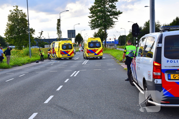 Motorrijder schept fietser