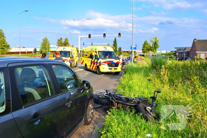 Motorrijder schept fietser