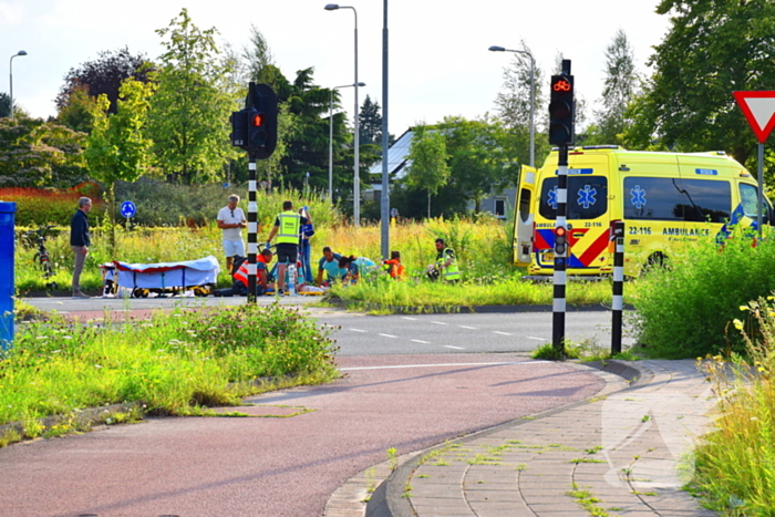 Motorrijder schept fietser