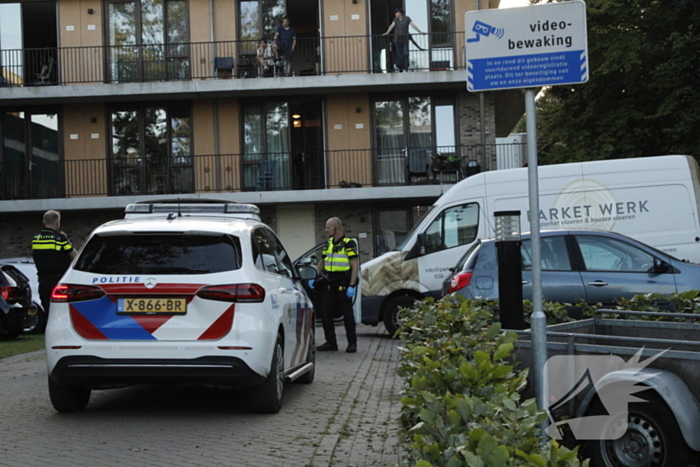 Verdovende middelen en messen aangetroffen na vechtpartij, politie valt woning binnen