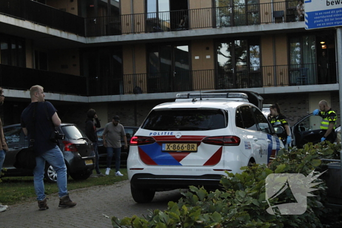 Verdovende middelen en messen aangetroffen na vechtpartij, politie valt woning binnen