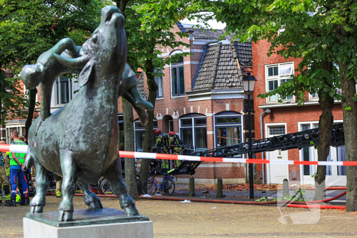 Hulpdiensten groots ingezet voor uitslaande brand bij woning