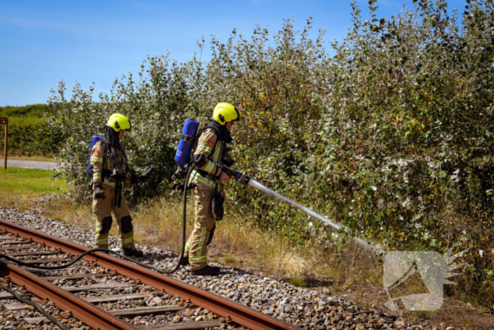 Brandweer ingezet voor brand in berm bij spoor