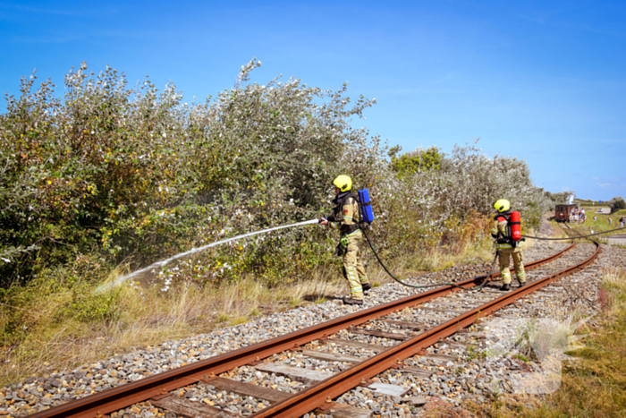 Brandweer ingezet voor brand in berm bij spoor