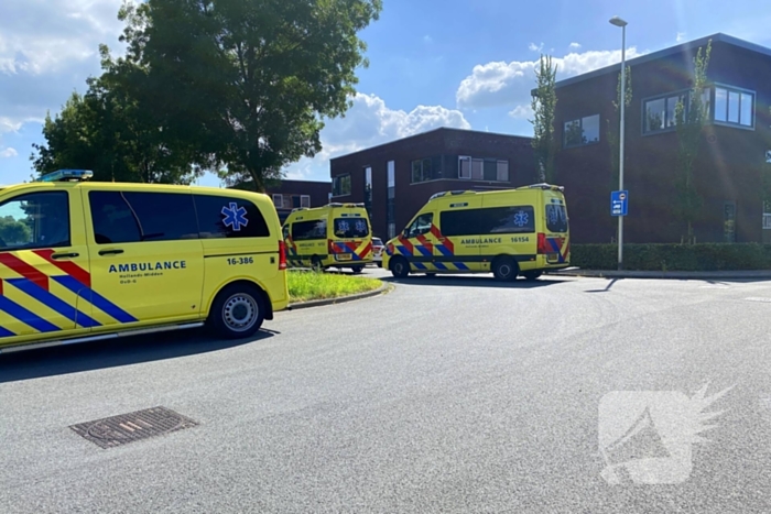 Hulpdiensten ingezet voor medisch incident in loods