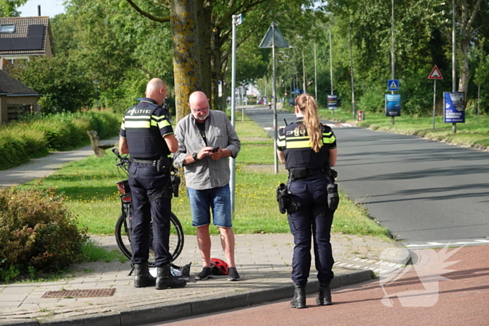 Automobilist schept fietser