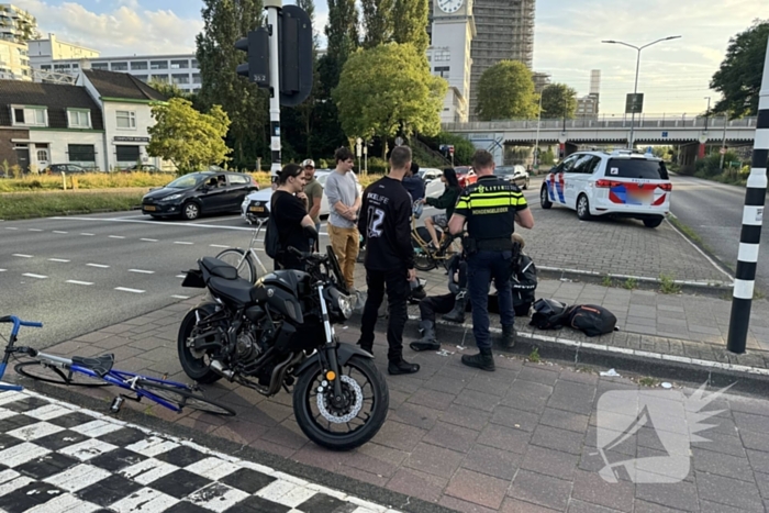 Motorrijder aangereden, automobilist rijdt door