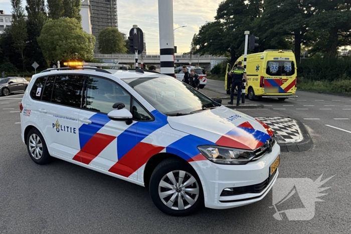 Motorrijder aangereden, automobilist rijdt door