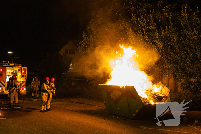 Metershoge vlammen door containerbrand