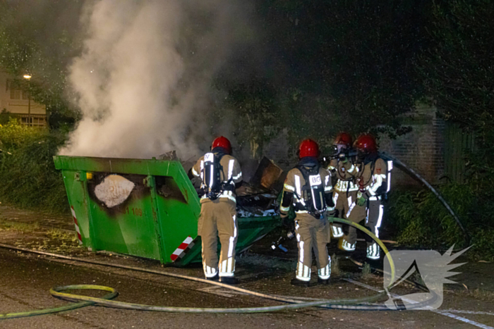 Metershoge vlammen door containerbrand