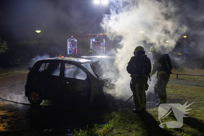 Personenauto volledig uitgebrand in nachtelijke uren