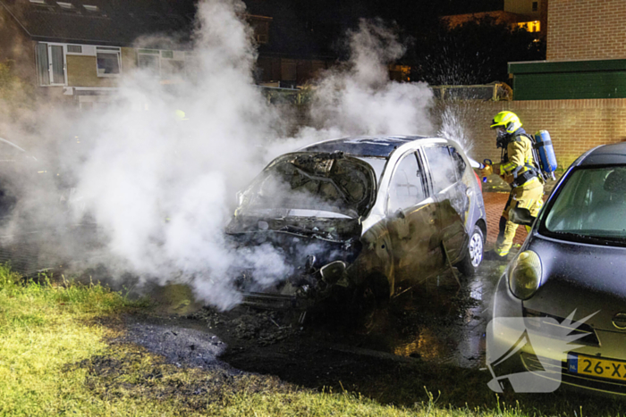 Personenauto volledig uitgebrand in nachtelijke uren