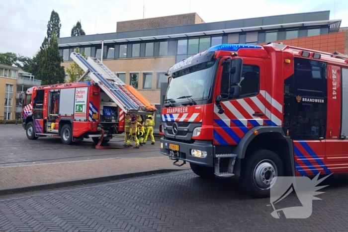 Vlammen uit muren van gemeentehuis na onkruidverbranding