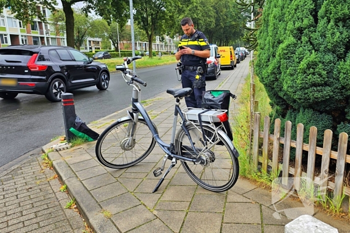 E-biker aangereden door pakketbezorger