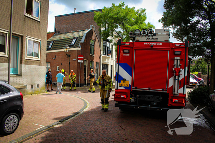 Alerte buurtbewoner wekt bewoner nadat woning vol rook staat