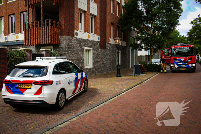 Alerte buurtbewoner wekt bewoner nadat woning vol rook staat