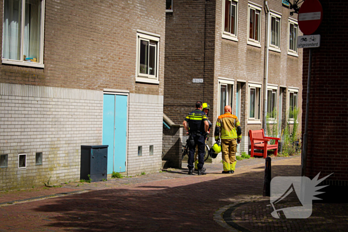 Alerte buurtbewoner wekt bewoner nadat woning vol rook staat