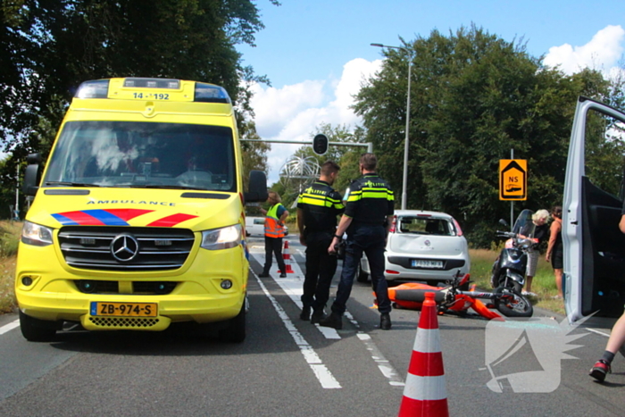 Motorrijder klapt achterop personenauto