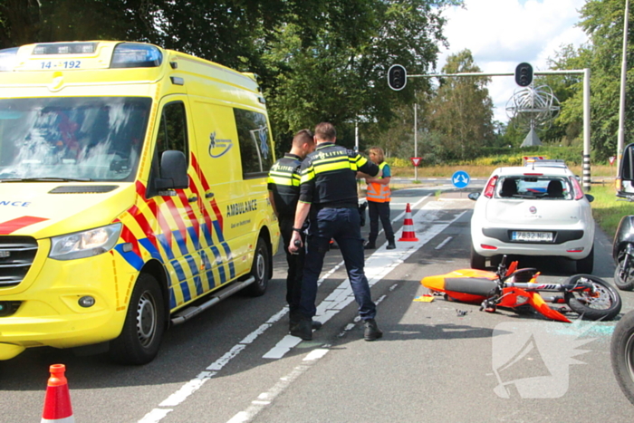 Motorrijder klapt achterop personenauto