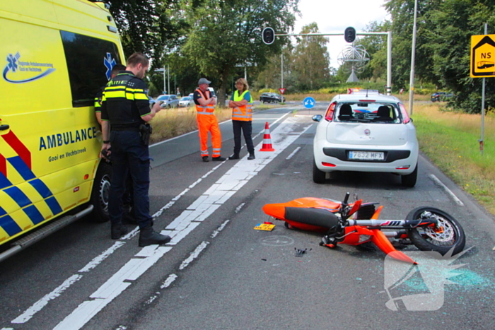 Motorrijder klapt achterop personenauto