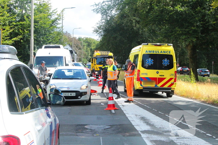 Motorrijder klapt achterop personenauto