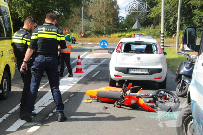 Motorrijder klapt achterop personenauto