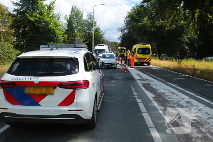 Motorrijder klapt achterop personenauto