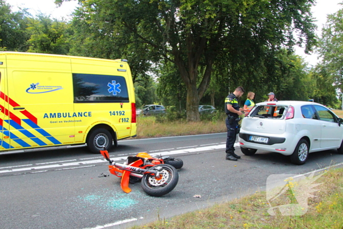 Motorrijder klapt achterop personenauto