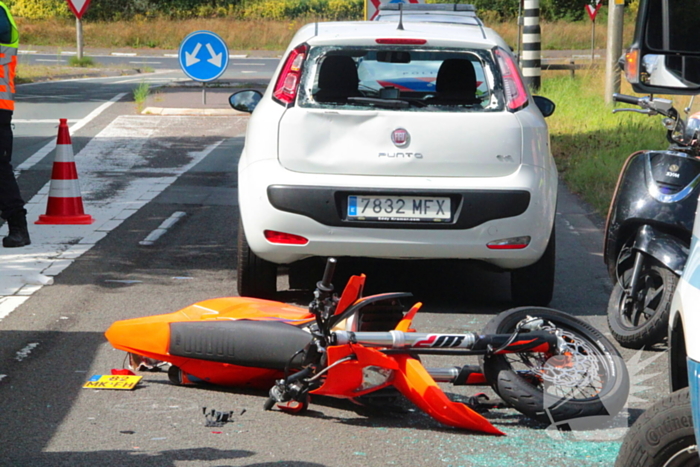 Motorrijder klapt achterop personenauto