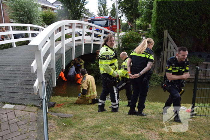 Persoon vast onder brug, brandweer ingezet