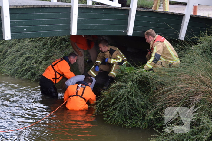 Persoon vast onder brug, brandweer ingezet