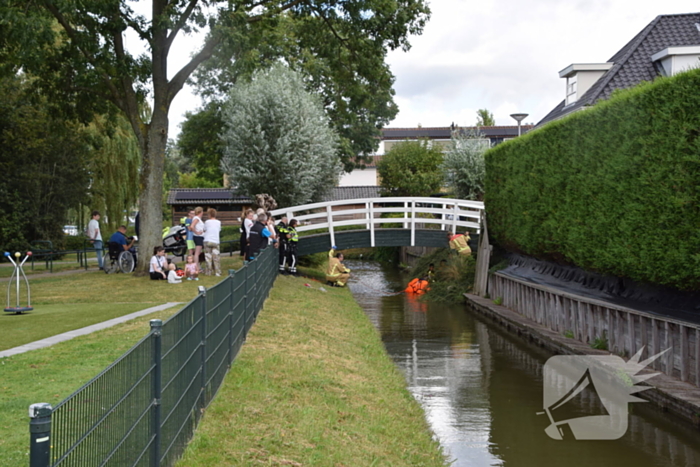 Persoon vast onder brug, brandweer ingezet