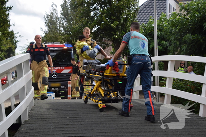 Persoon vast onder brug, brandweer ingezet