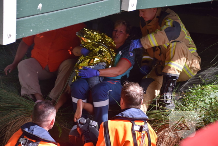 Persoon vast onder brug, brandweer ingezet