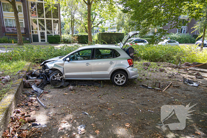 Ravage nadat auto van weg raakt en crasht