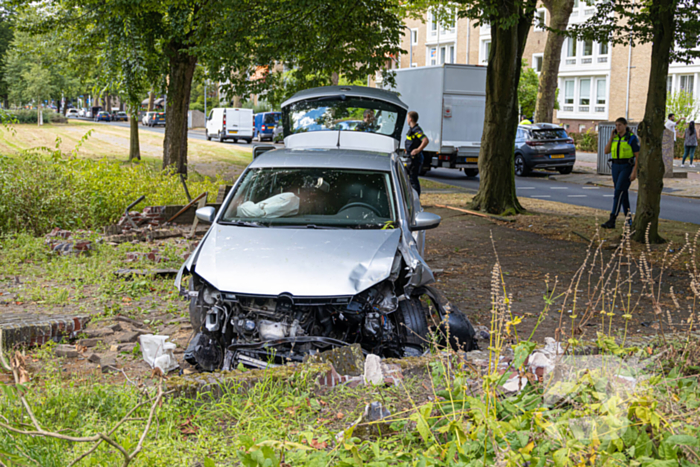 Ravage nadat auto van weg raakt en crasht