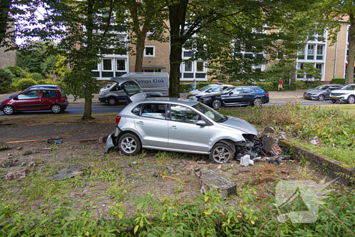 Ravage nadat auto van weg raakt en crasht