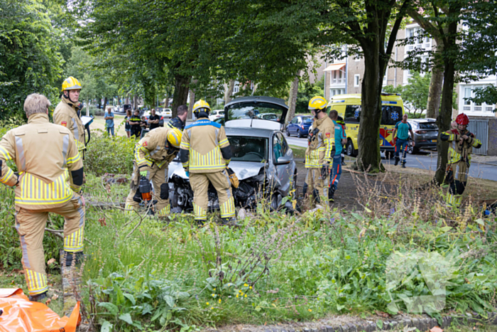 Ravage nadat auto van weg raakt en crasht