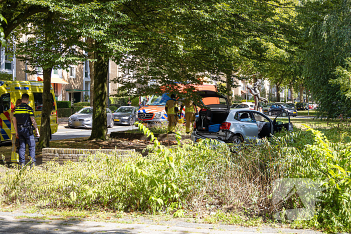 Ravage nadat auto van weg raakt en crasht