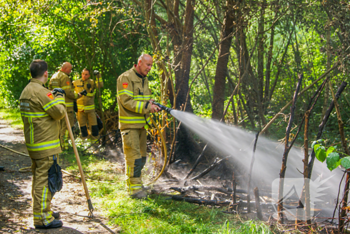 Brand in bosschage snel onder controle