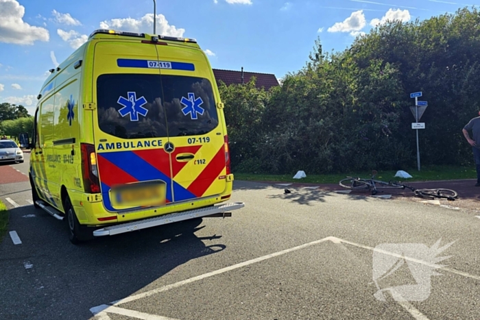 Fietser klapt op voorruit van auto