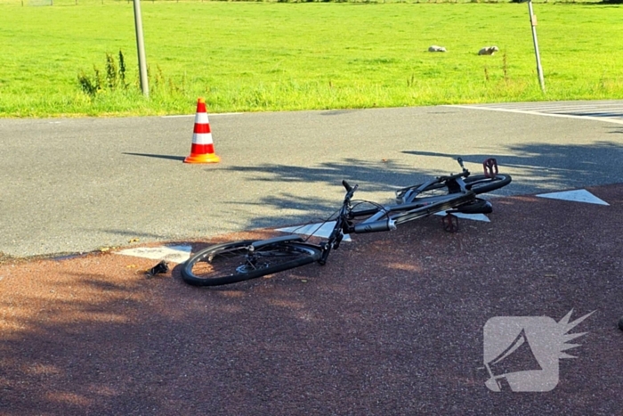 Fietser klapt op voorruit van auto